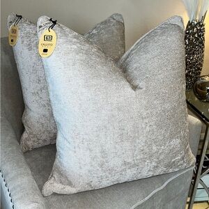 1-NWT CALLISTO HOME DECORATIVE PILLOW (Please read description for details)